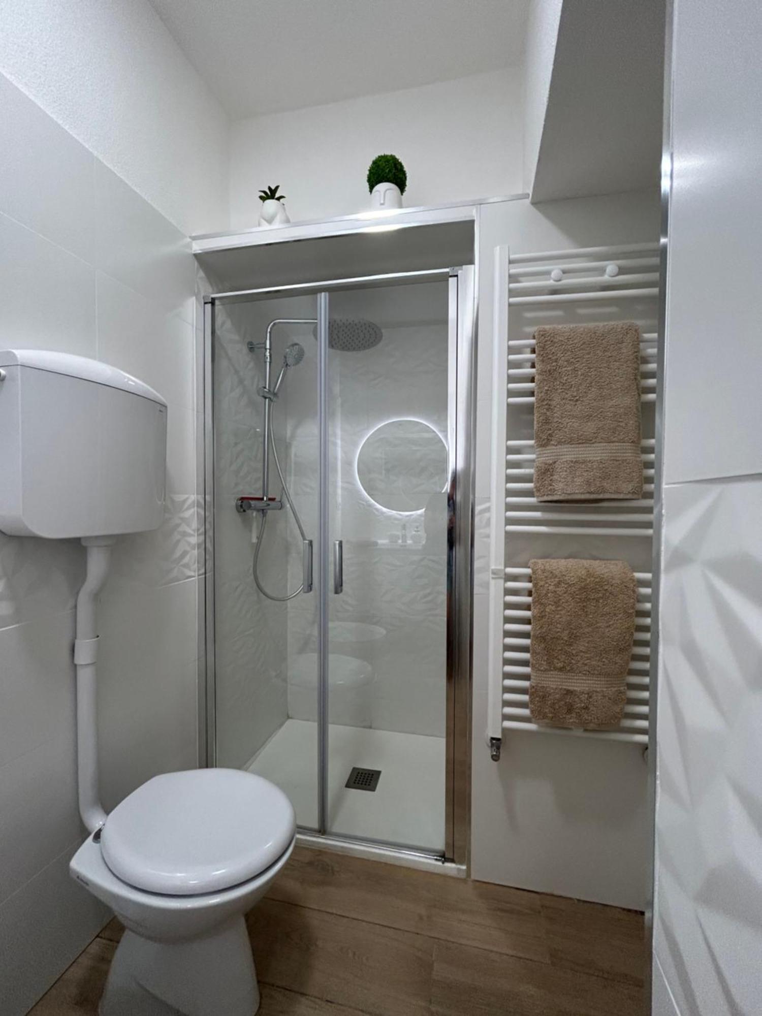 V&C Home Rental Specialist Appartamenti Fronte Lago Maggiore Germignaga Buitenkant foto